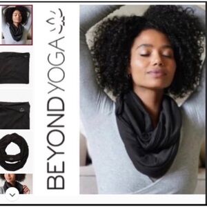 NWT Beyond Yoga Black Infinity Scarf w/ Pocket